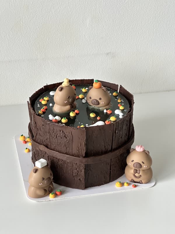 Capybara hot-spring chocolate barrel cake