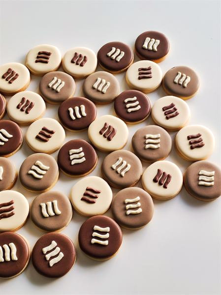 Monogrammed favour cookies in cream and chocolate